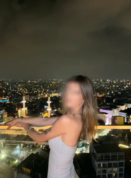 Azzurra, 27 anni